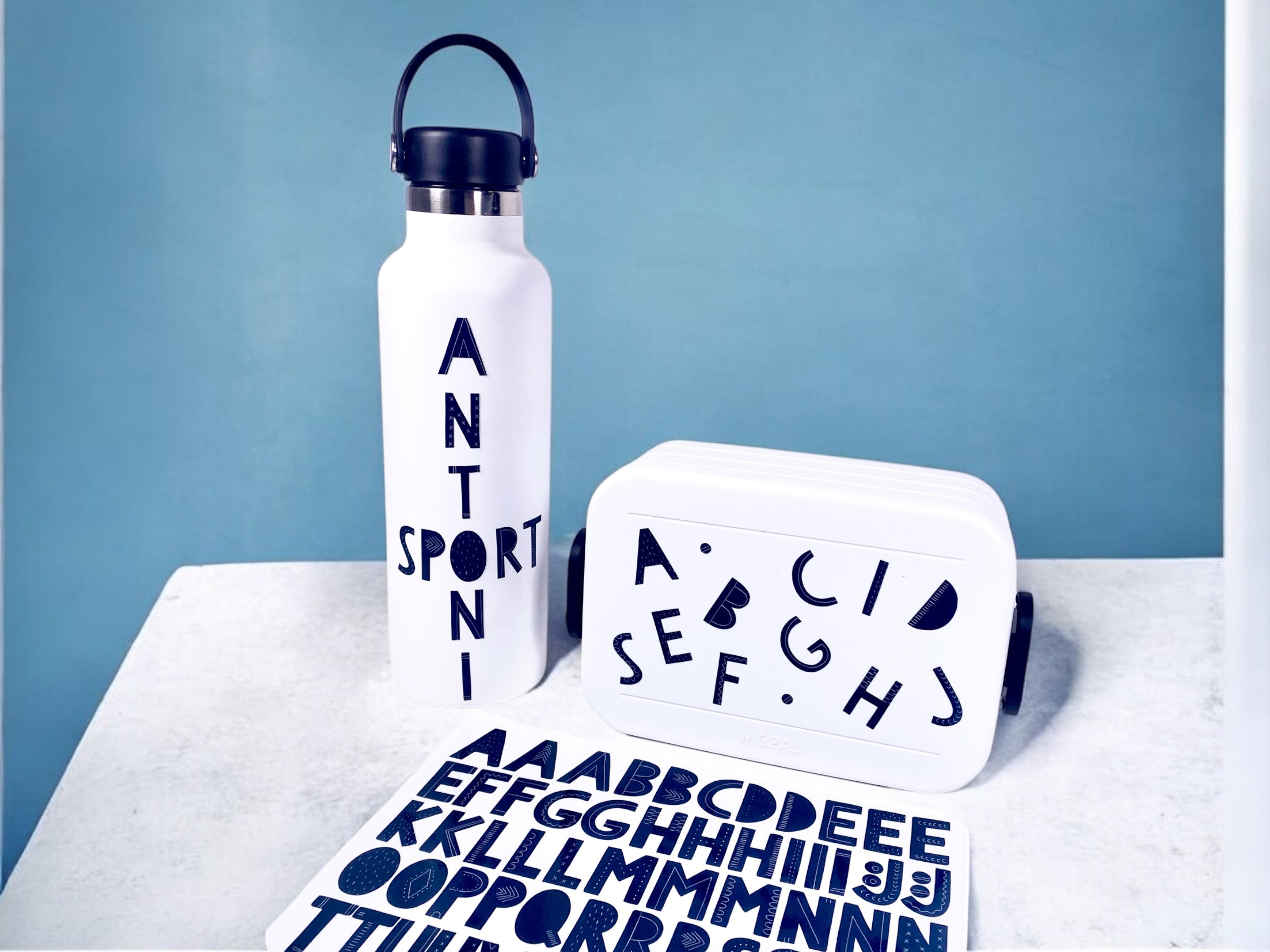 Buchstaben Sticker BLAU spülmaschinenfest – Brotdosen & Trinkflaschen personalisieren