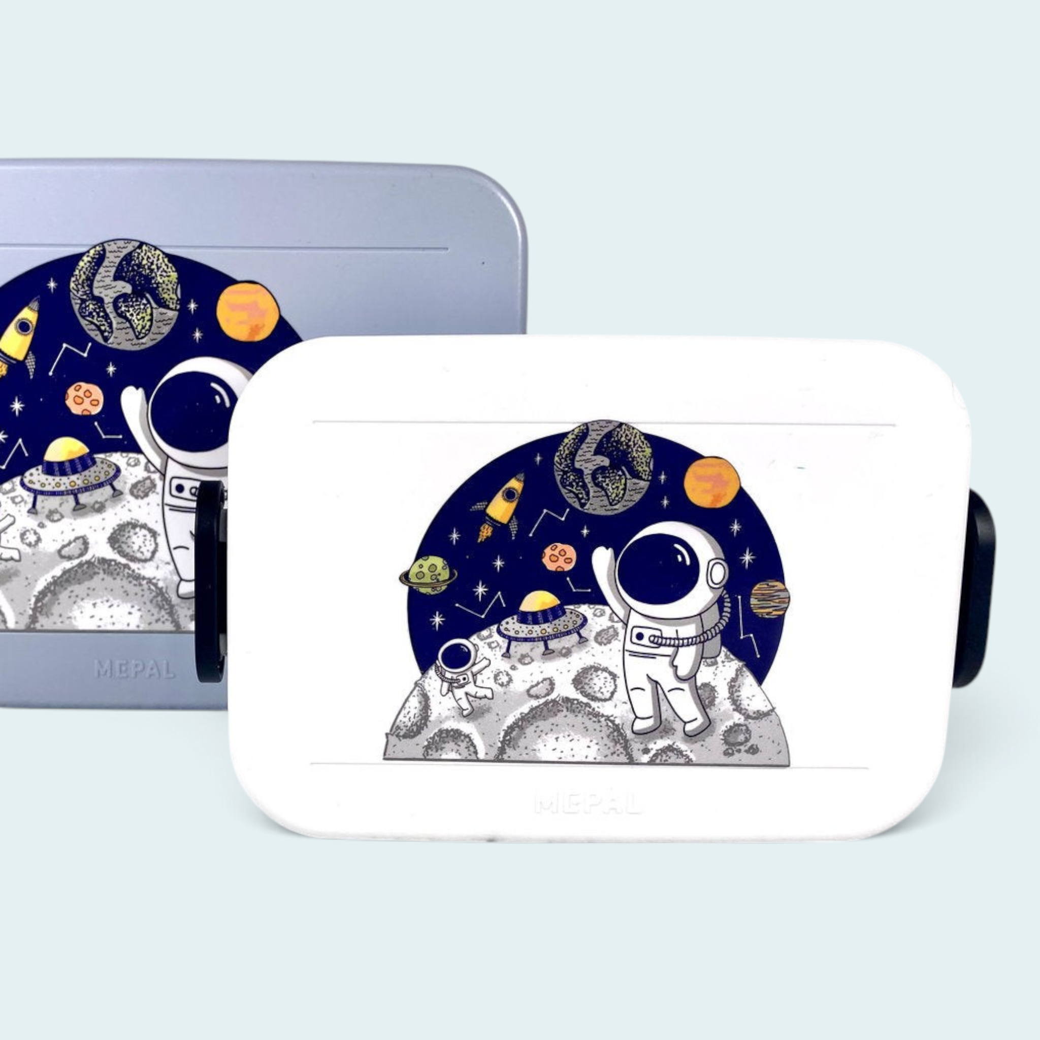 Jabalou Megasticker Weltraum mit Astronaut und Planeten auf zwei Lunchboxen in Blau und Weiß