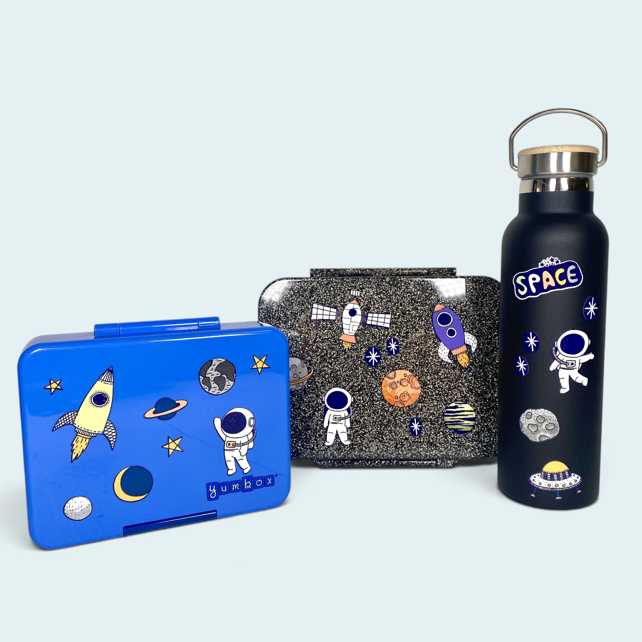Jabalou Aufkleberbogen mit Weltraummotiven wie Astronauten und Planeten auf einer blauen Brotdose und Trinkflasche