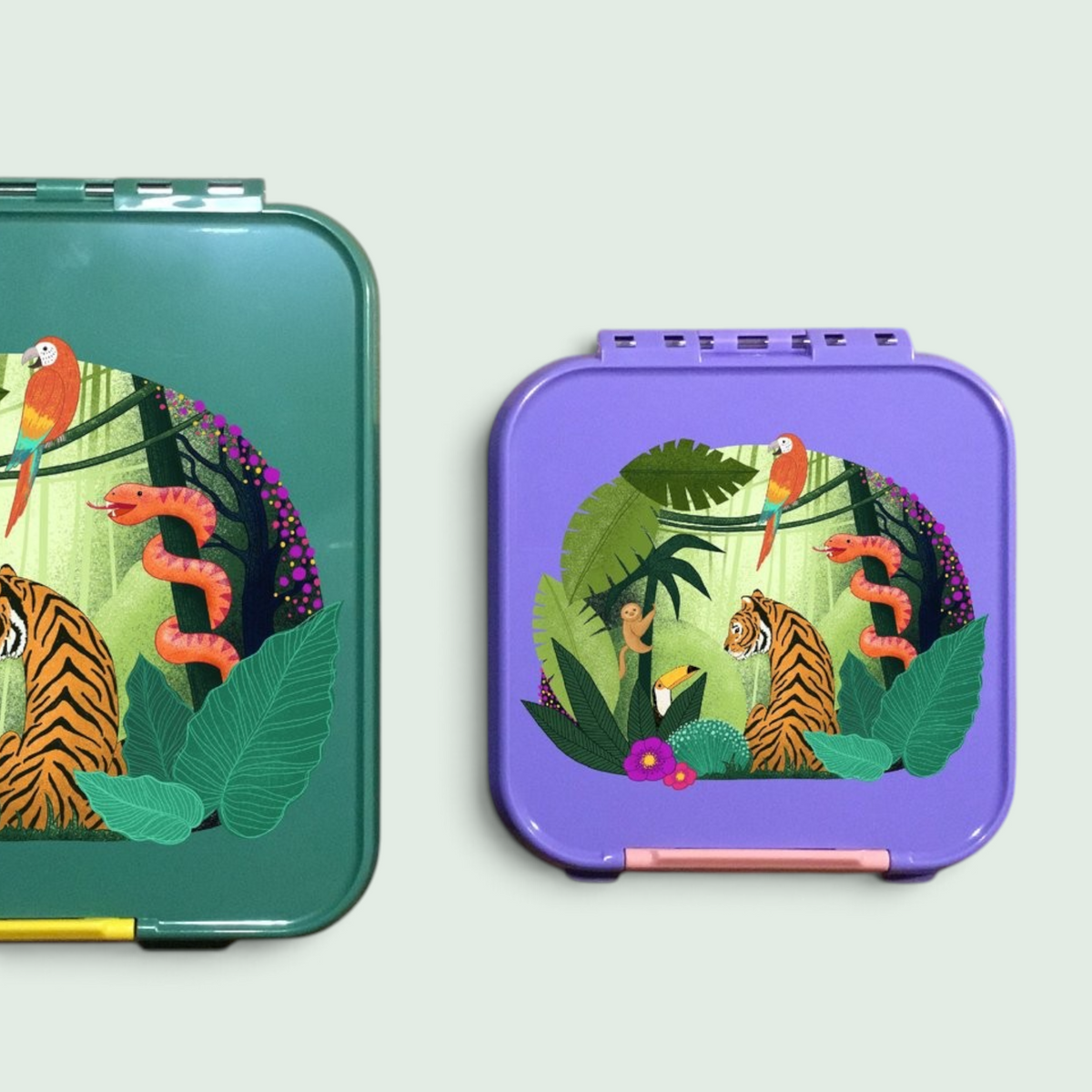 Jabalou Dschungel Sticker auf einer grünen und einer lila Brotdose mit Tiger, Tukan und Faultier Illustrationen